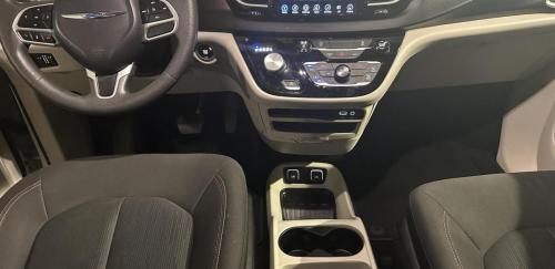 Chrysler-Pacifica-2017-009